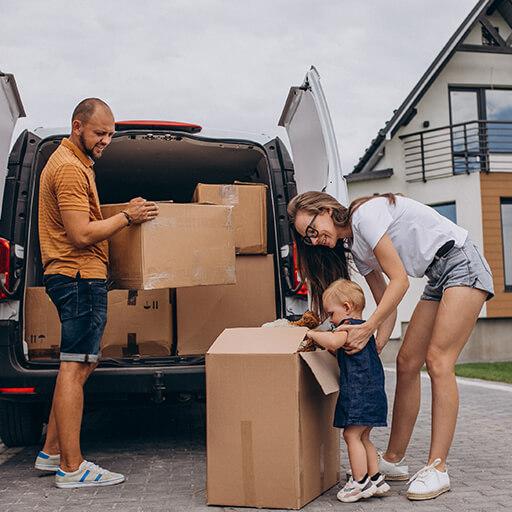 Rodzina w trakcie przeprowadzki domu